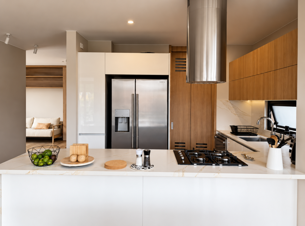 Cocina en madera con isla central y torre de almacenamiento