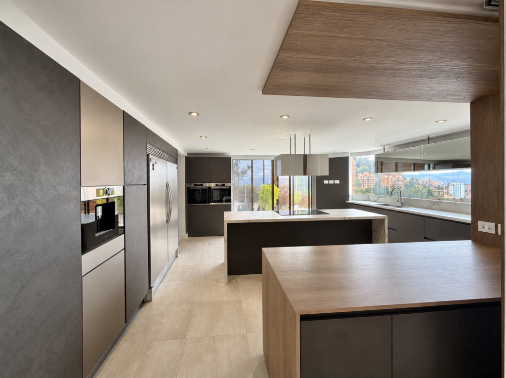 Cocina oscura con isla y cielo raso en madera