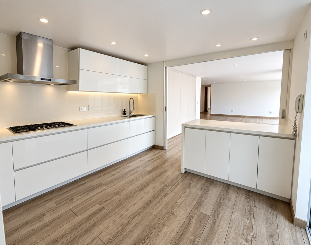 Cocina blanca en paralelo con mesón claro y piso en madera
