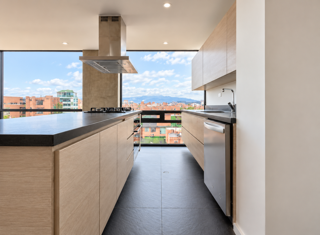 Cocina con isla larga y vista exterior
