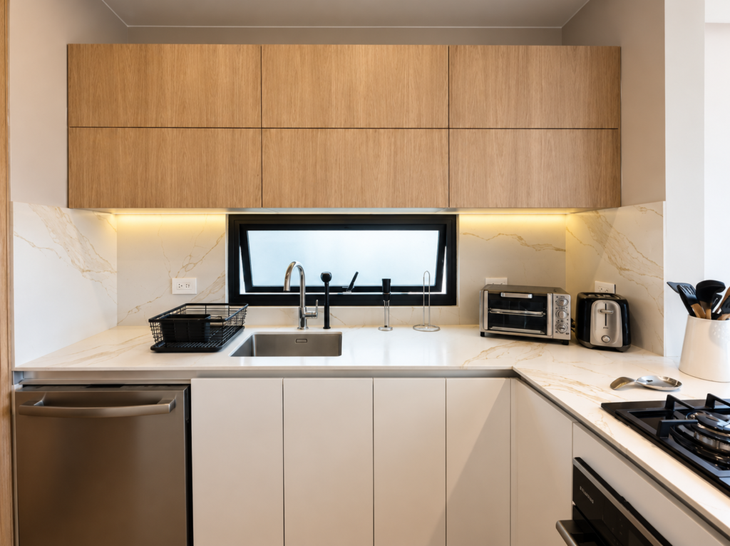 Cocina en madera con mesón en L y ventana